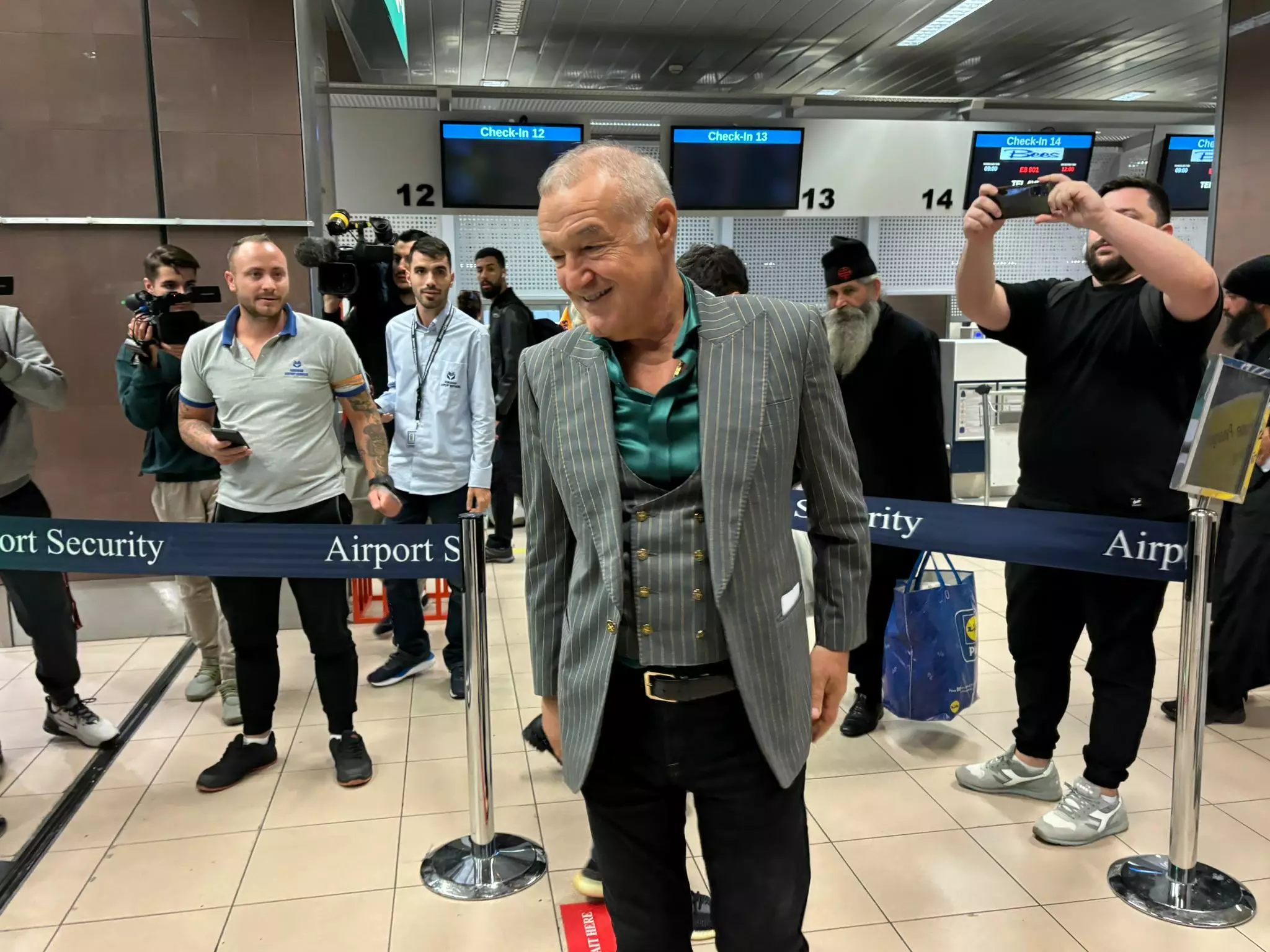 Gigi Becali și-a criticat jucătorul la aeroport: "Pe margine mâine! Nu ești vedetă"